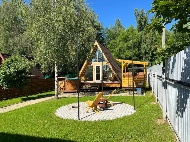 Коттедж с видом на сад