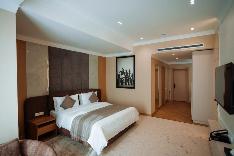 Suite with courtyard view