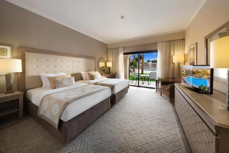 Superior room with pool view