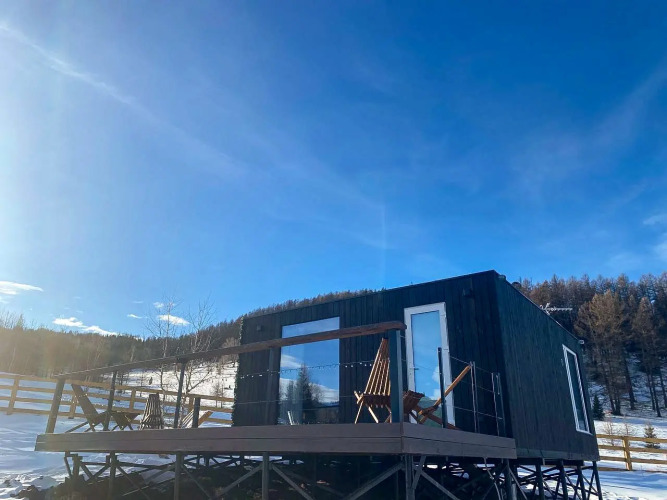 Фотография номера Коттеджа Частный дом Mодульный дом Cны Алтaя с пaнopaмным видом на тaйгу и гopу Cpлык