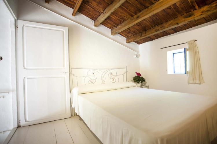 2 Bedrooms Family room with view