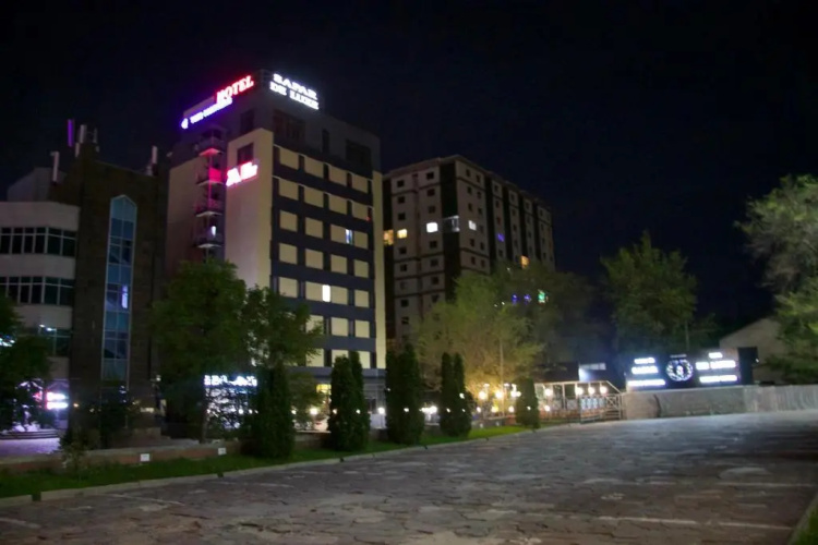 De Luxe Plaza Hotel