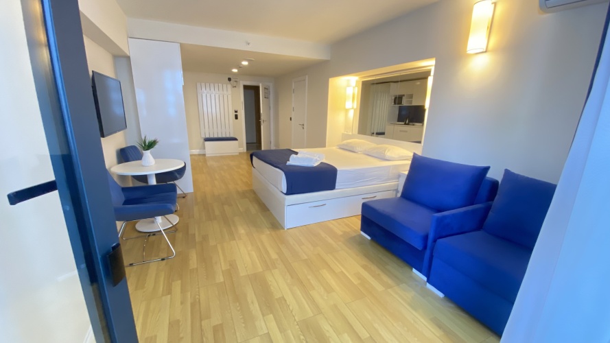 Family Quadruple room with balcony and with partial sea view