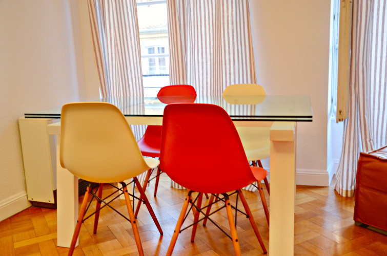 Quatre Chaises Apartments