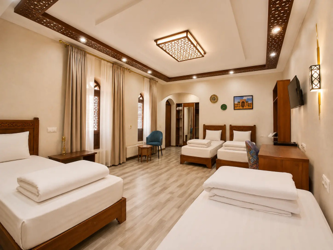 Comfort Quadruple Family room with courtyard view