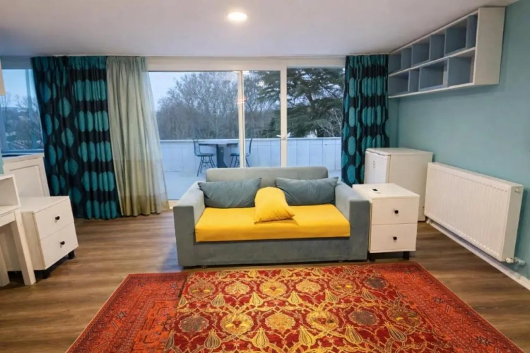 Suite with city view