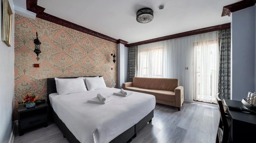 Deluxe Triple room with balcony and with partial sea view