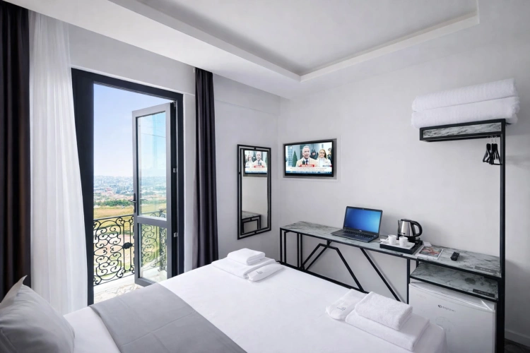 Deluxe Double room with balcony and with courtyard view
