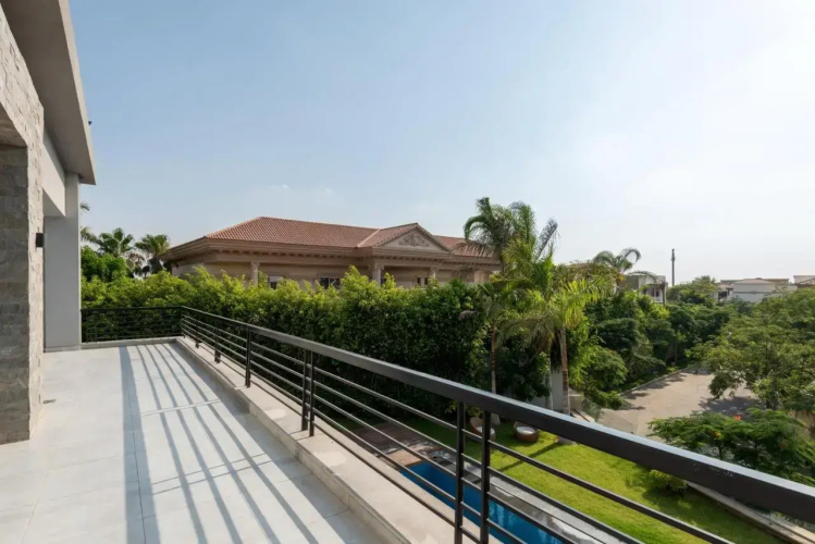 Settle Inn Luxury Swan Lake Villa