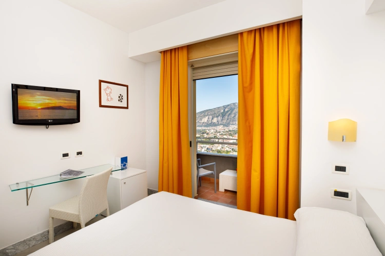 Premium Twin room with balcony and Lateral Sea View