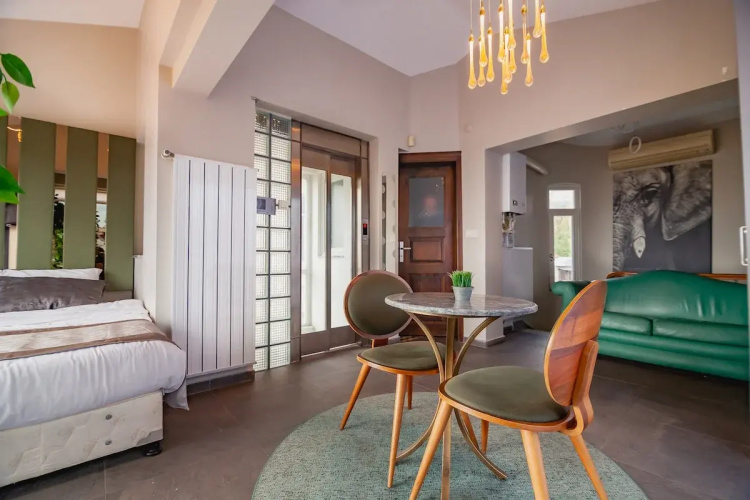 Jacuzzi across Bosphorus Apartments
