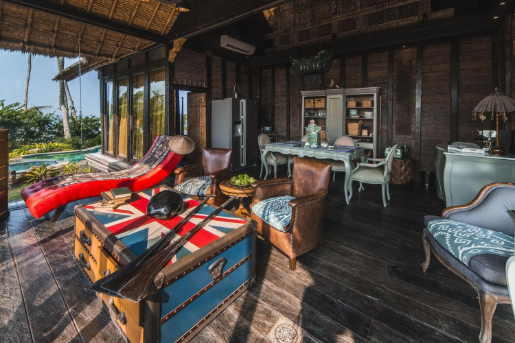 Absolute Beachfront Villa Laut
