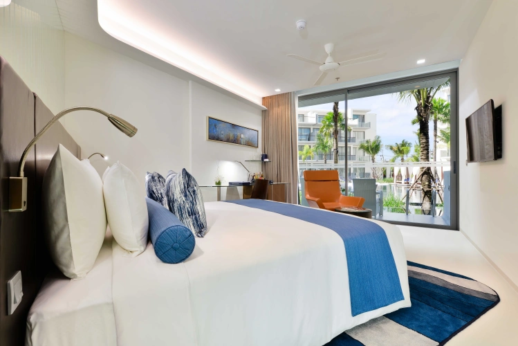 Deluxe room with balcony and with view