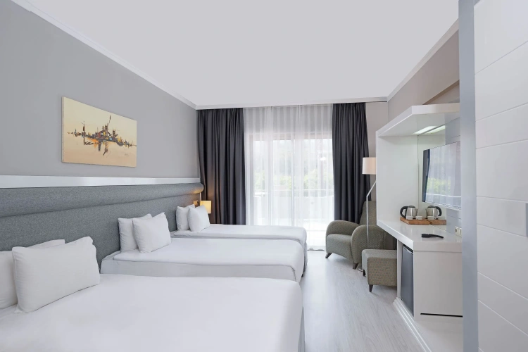 Grand room with balcony and with pool view