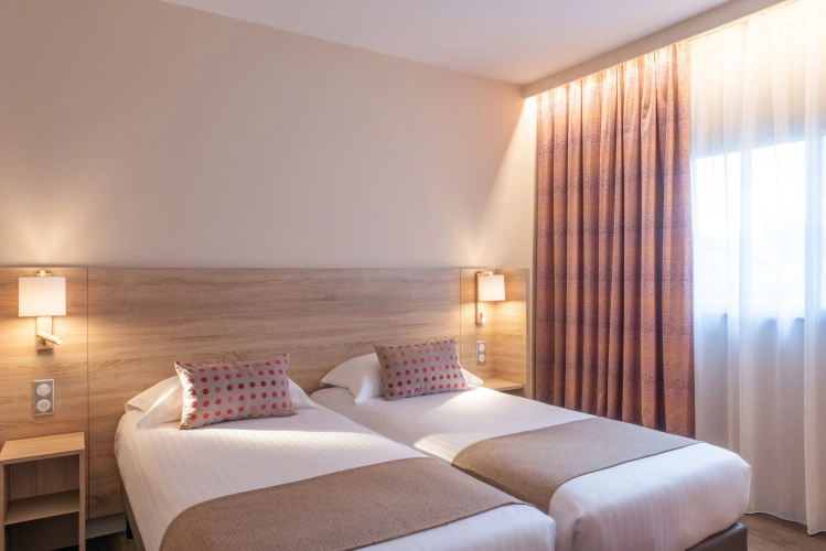 Standard Twin room with city view