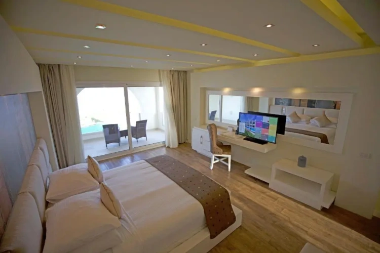 Deluxe Posh Club Suite