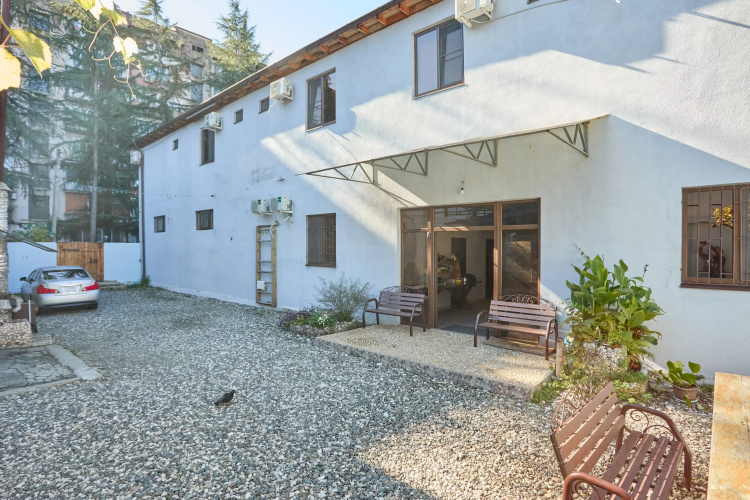 Laura Hotel