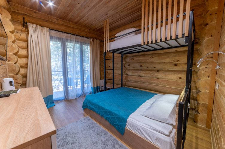 Трёхместный номер Standard с балконом и с красивым видом из окна