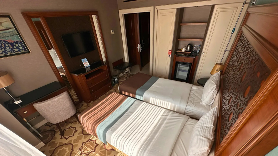 Connection Quadruple Family room