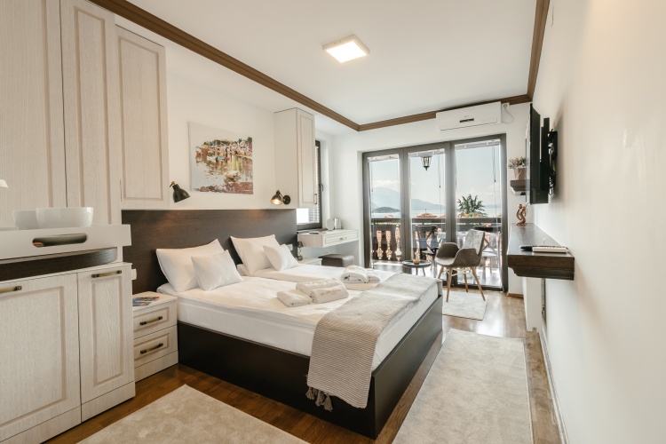 Standard with Lake View Double room