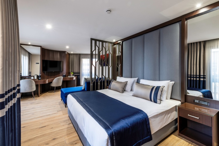 Deluxe Triple Suite