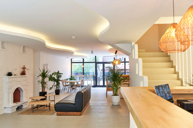 Audo Local Hotel