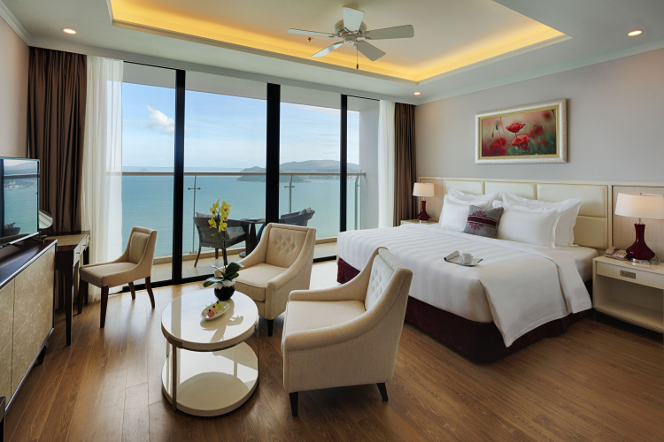 2 Bedrooms Grand room with ocean view