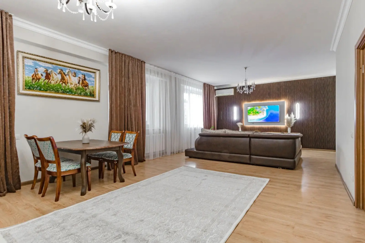 V Tsentre Goroda Ryadom S Bayterekom Apartments