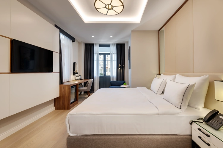 Superior Double room with balcony and with city view