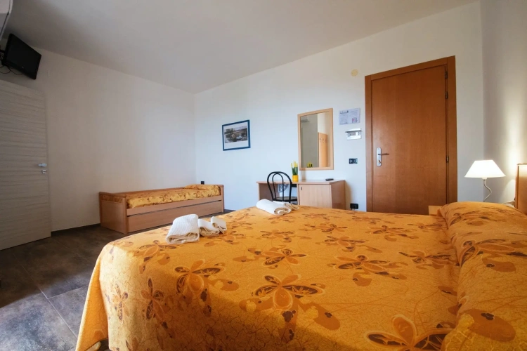 Standard Triple room with sea view