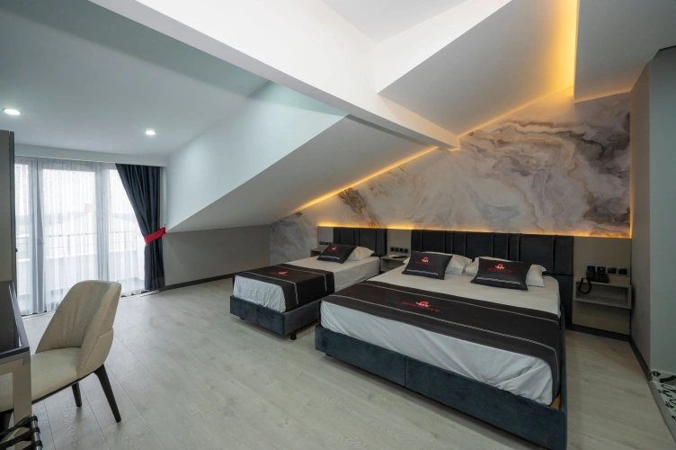 Deluxe Triple room with city view