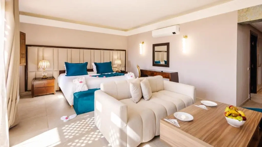 Suite with balcony and with pool view