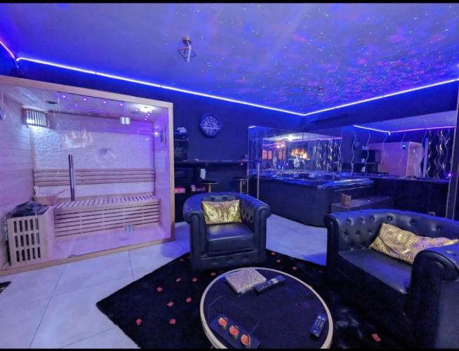La Gold Room Apartments