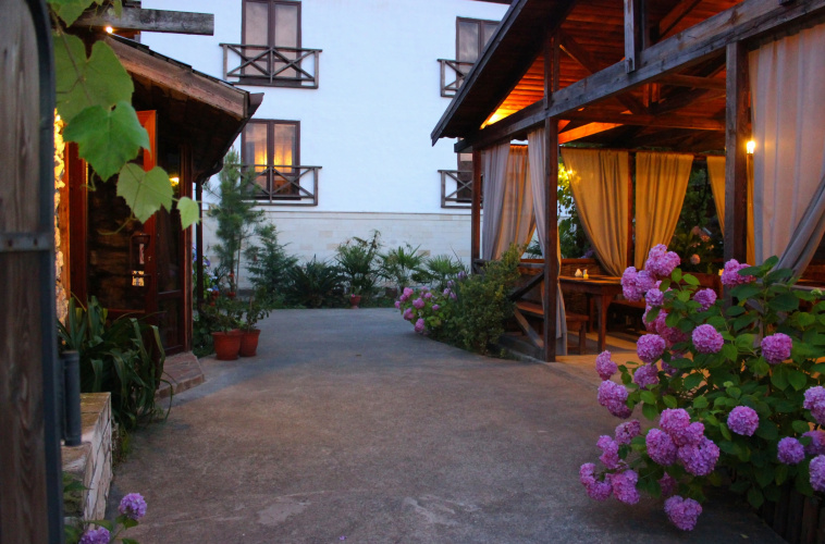 Alaku Hotel