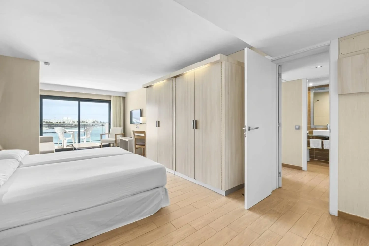 Connecting room with balcony and with sea view