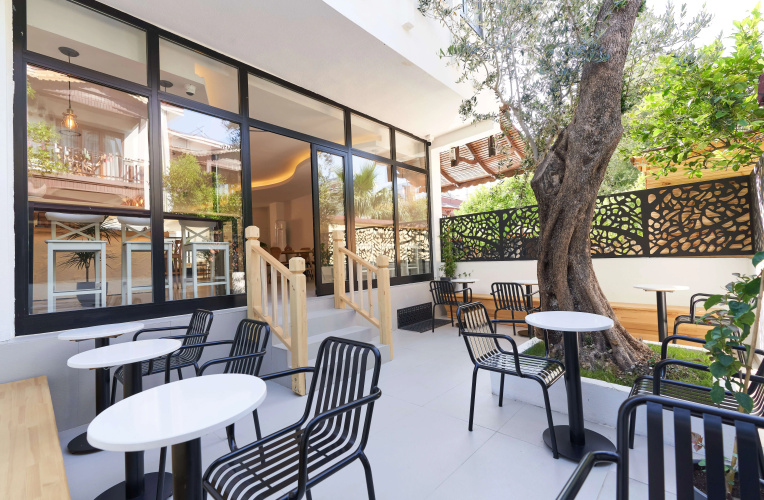Audo Local Hotel