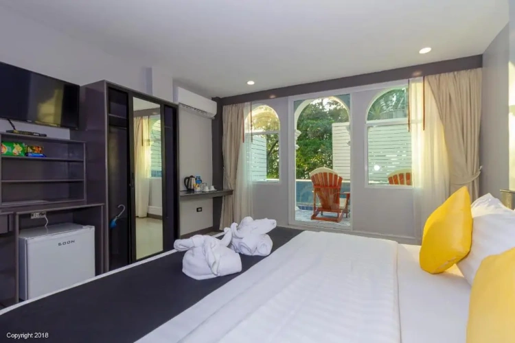Deluxe Pool Access Double room with balcony