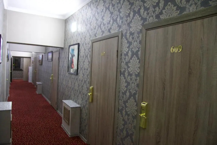 De Luxe Plaza Hotel