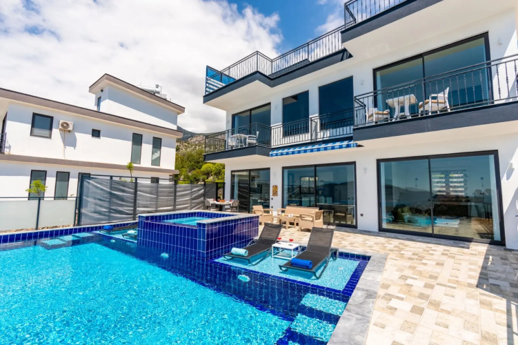 Modern Overlooking the Sea Villa