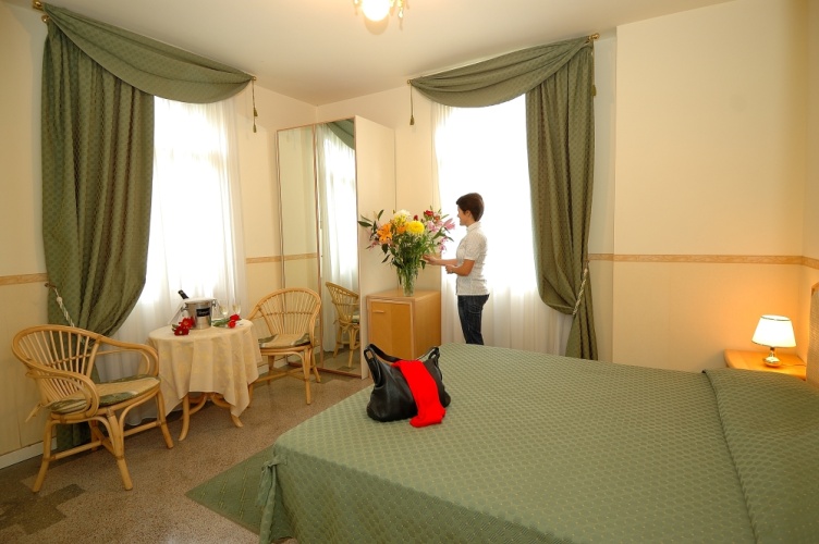 Standard Triple room