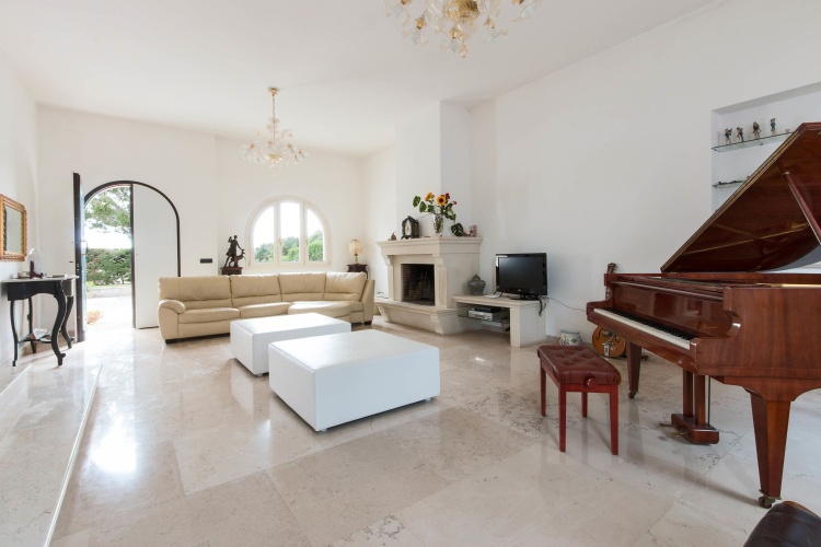 5 Bedrooms Villa