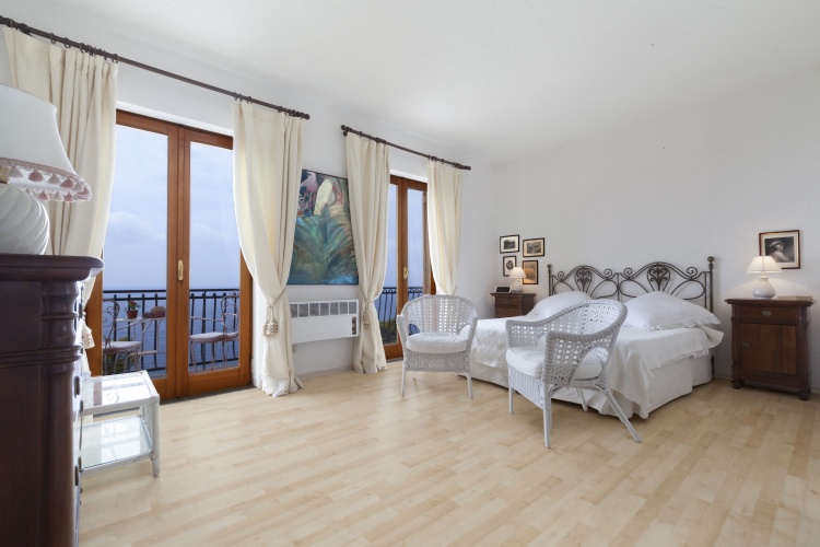 4 Bedrooms Villa