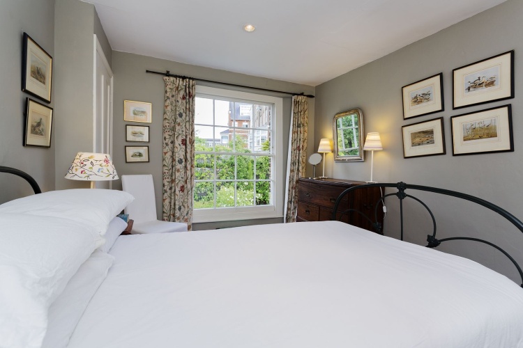 5 Bedrooms Cottage