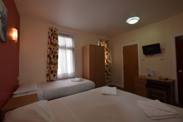 Standard Triple room