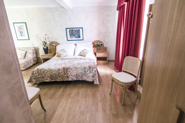 Standard Triple room