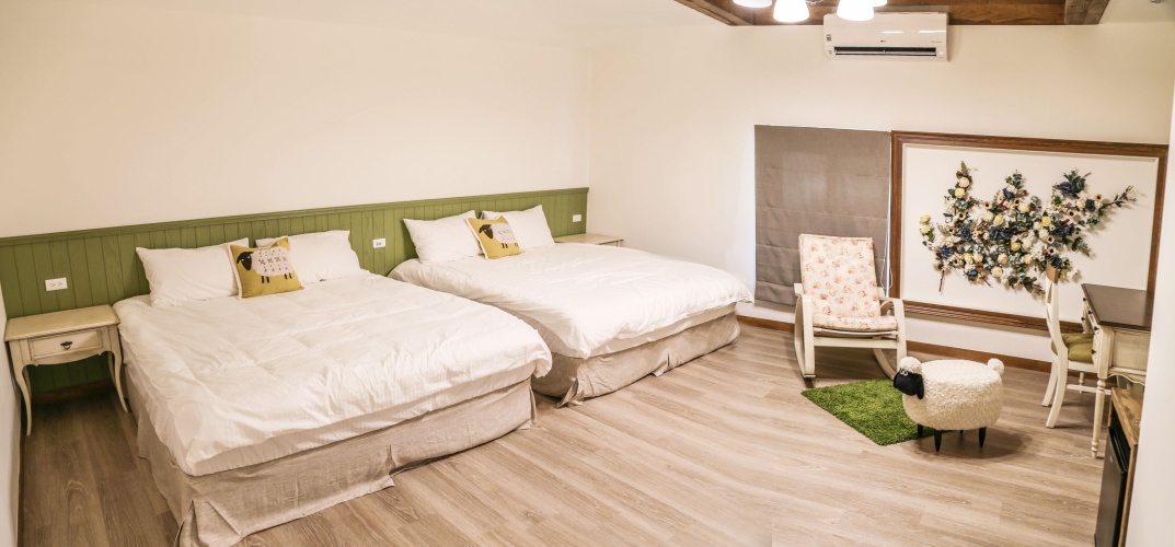 Standard Quadruple room with city view
