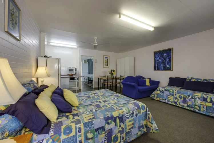 2 Bedrooms Standard Sextuple Basement Studio