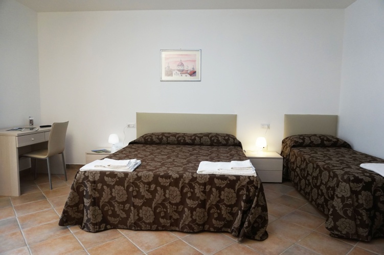Standard Triple room