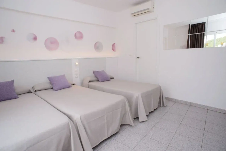 Standard Triple room