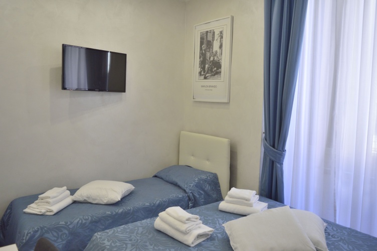 Standard Triple room